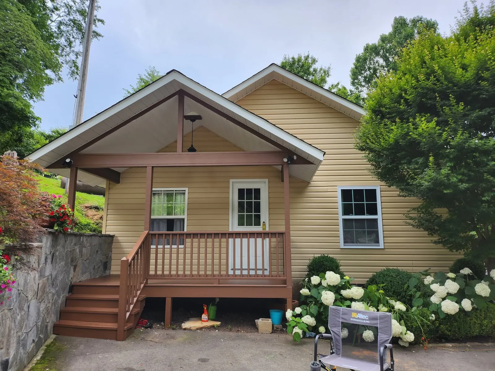Freshly painted home exterior in Swannanoa NC by Ramirez Custom Painting